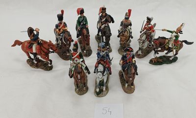 sept figurines représentant des soldats à cheval et à cheval