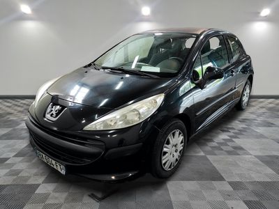 la photo d'une petite voiture noire garée dans un garage