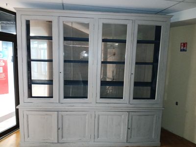 Meuble formant vitrine en bois laqué gris à quatre vantaux v…