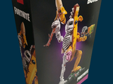 une boîte contenant une figurine Lego représentant un homme tenant une banane
