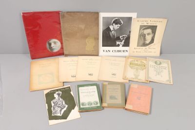 un assortiment de livres et de brochures exposés sur une table