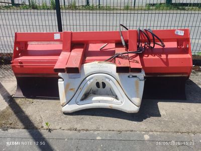 une voiture rouge et blanche garée sur le bord de la route