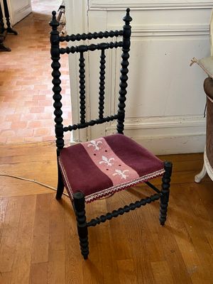 une chaise qui se trouve au milieu d'une pièce