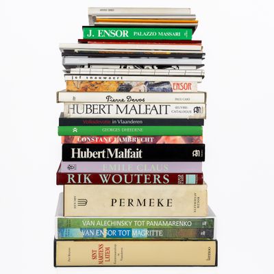 plusieurs livres empilés sur une table