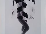 une photo en noir et blanc d'une femme en robe