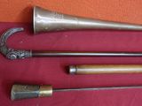 Plusieurs types d'objets métalliques sont exposés sur un tissu rouge