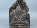 une image représentant la statue d'un homme avec un oiseau sur la tête