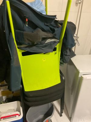 une pile de bagages posée sur une étagère dans une salle de bains