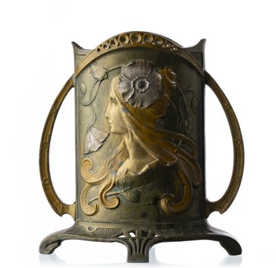 un vase en or orné d'un visage de femme