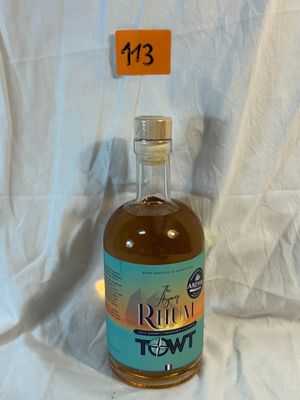 une bouteille de rhum posée sur une table