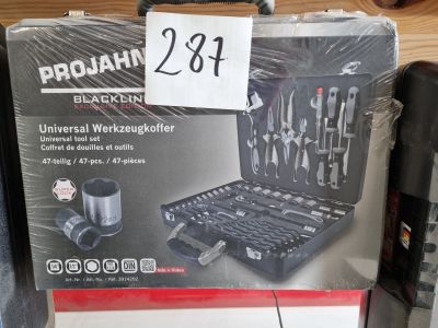 une boîte à outils exposée à la vente dans un magasin