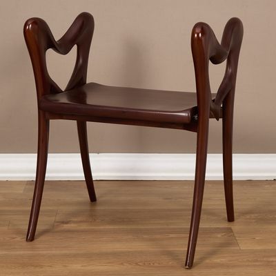 une image représentant un banc en bois posé sur un parquet en bois dur