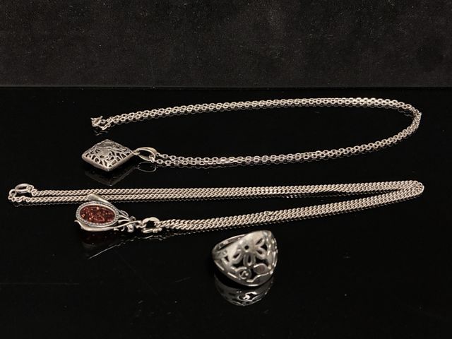 En argent 925 millièmes : deux chaines de cou, un pendentif à déc...