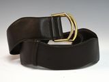 un gros plan sur une ceinture marron avec une boucle dorée