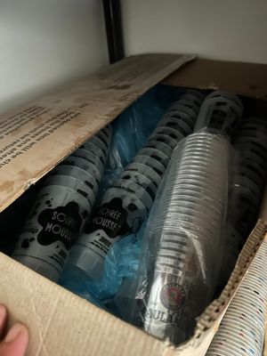une boîte en carton contenant tout un tas de gobelets en plastique