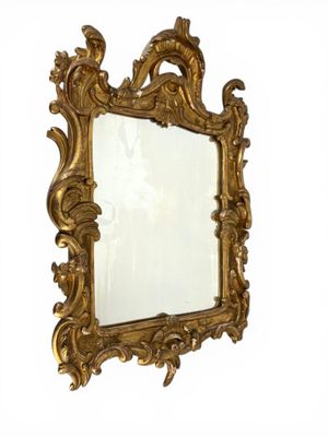 MIROIR en bois et stuc doré à décor rocaille. Style Louis XV…