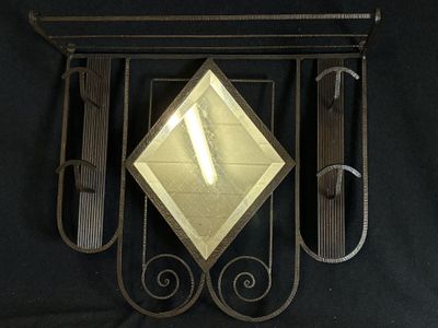 une horloge accrochée au mur de la pièce