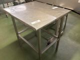 une table placée au milieu d'une pièce
