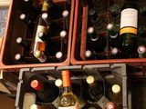 plusieurs bouteilles de vin dans un carton posé par terre