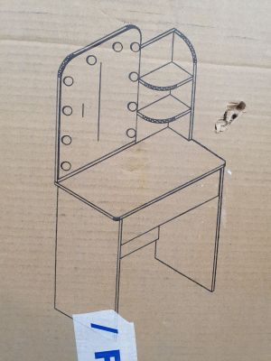 une boîte en carton sur laquelle est dessiné un bureau et une chaise