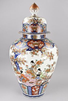 un vase muni d'un couvercle orné d'une femme