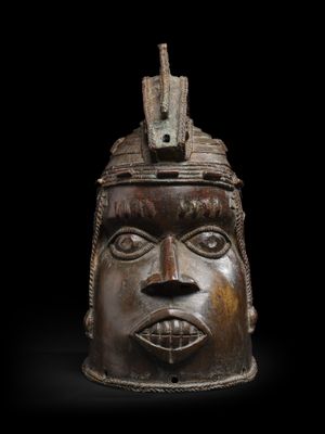 une image représentant un masque en bois sur fond noir
