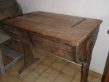 une table en bois avec un tiroir en dessous, dans une pièce