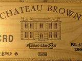 une pancarte en bois sur laquelle est inscrit « Château Brown »