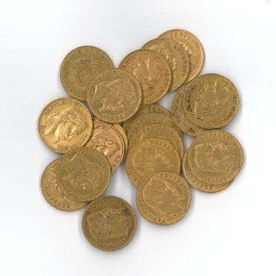 une pile de pièces d'or sur une surface blanche