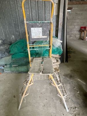 une échelle posée au milieu d'une pièce