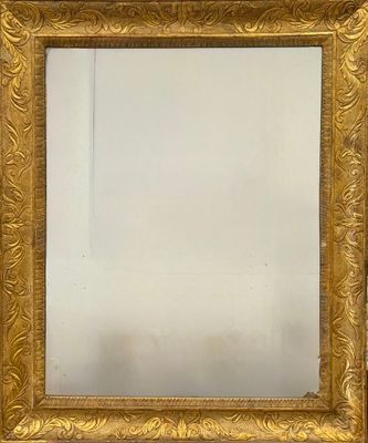 un miroir ancien dans un cadre doré orné d'un motif floral