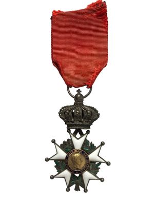 une image représentant une médaille ornée d'une étoile sur le recto