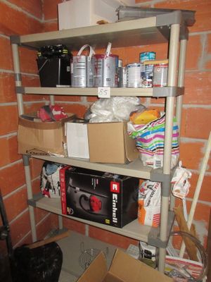 une étagère sur laquelle sont posées de nombreuses boîtes et boîtes de conserve