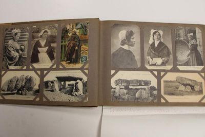 un livre contenant des images de personnes et d'animaux