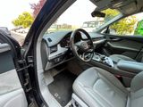 l'intérieur de la voiture est propre et prêt à l'emploi