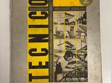 un vieux livre à la couverture jaune et noire posé sur une table