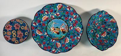 Longwy. Grande coupe sur pied en émaux cloisonnés à décor d'… - Photo 1