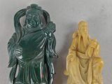 deux figurines en jade représentant une femme et une statue représentant un homme