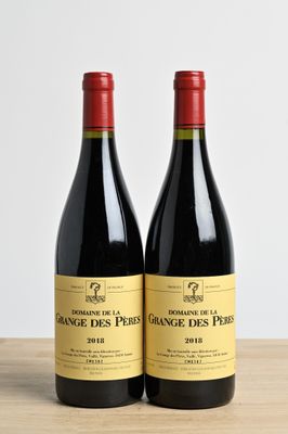 deux bouteilles de vin rouge posées sur une table en bois