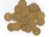 une pile de vieilles pièces de monnaie sur une surface blanche