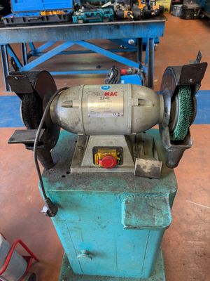 une machine posée sur une table dans une pièce