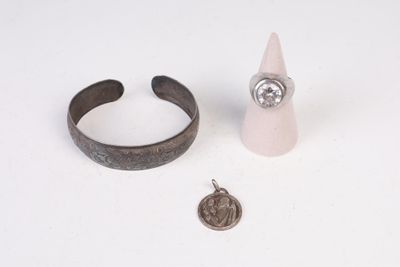 une bague en argent et une bague en argent sertie d'une pierre