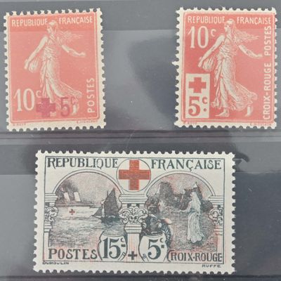 trois timbres français, dont une croix rouge et une croix rouge