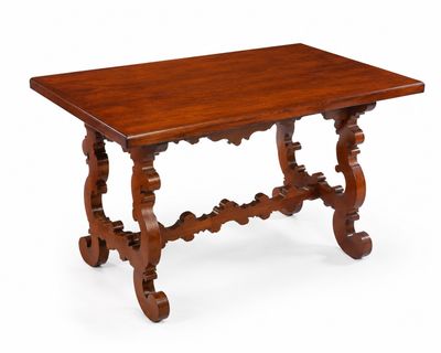 une vieille table en bois avec un plateau en bois sur fond blanc