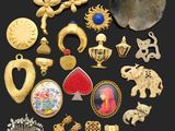 un assortiment de bijoux en or et en argent sur fond noir