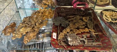 une vitrine remplie d'une multitude de bijoux en or et en argent