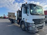 un camion blanc garé dans un parking