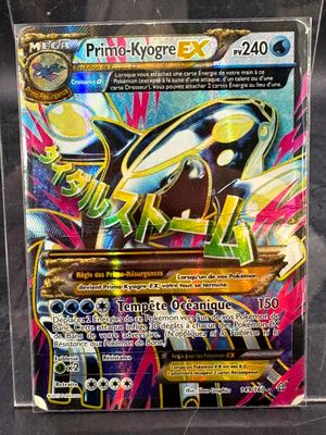gros plan d'une carte pokemon dans un étui en plastique