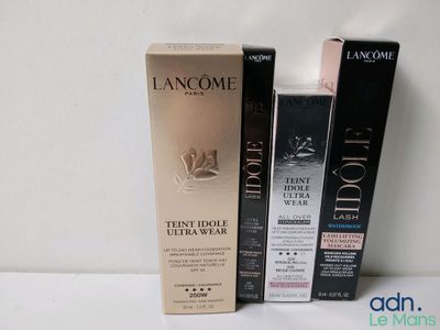 deux boîtes de produits Lancôme posées l'une à côté de l'autre sur une table