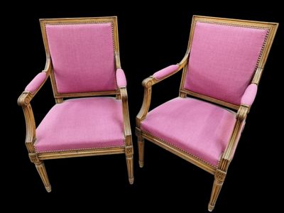 Une paire de cabriolets dossier à la reine, tissu rose, styl…